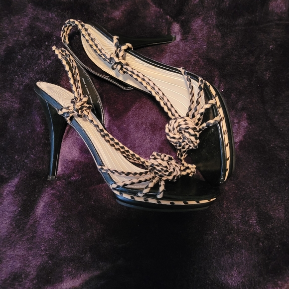 Women's Shoes - Picture 2 of 16